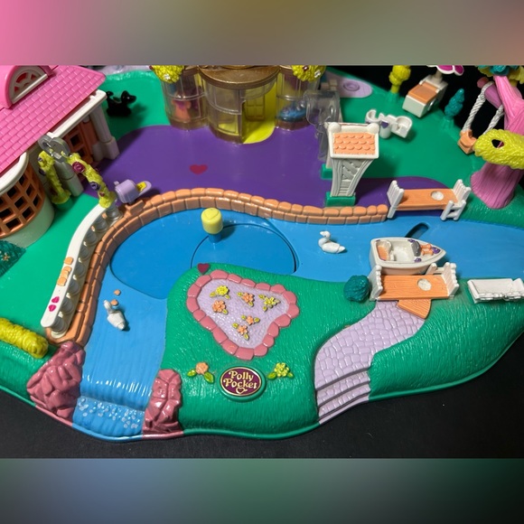 Polly Pocket Magical Movin’ Pollyville Playset - Picture 13 of 16